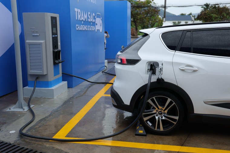 VinFast mở dịch vụ sạc xe điện tại tất cả các trạm xăng Petrolimex trên toàn quốc ảnh 2