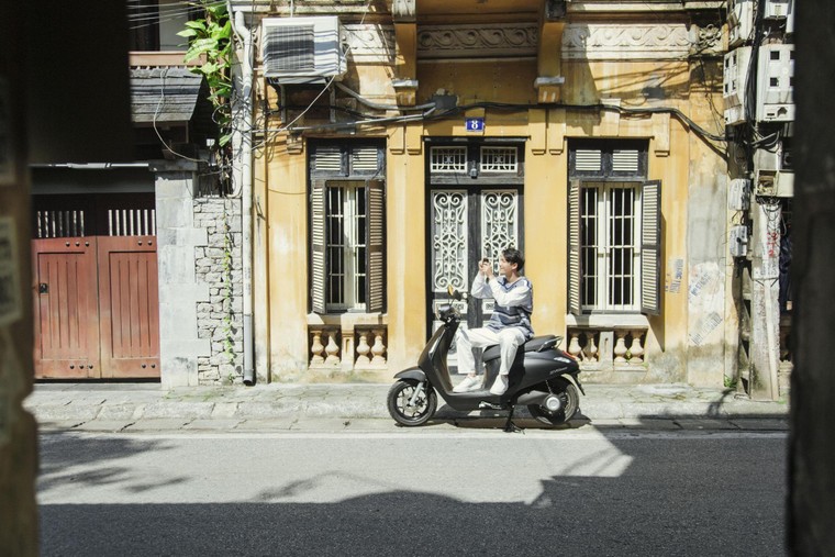 Cùng VinFast Evo200 vi vu phố thu Hà Nội ảnh 2