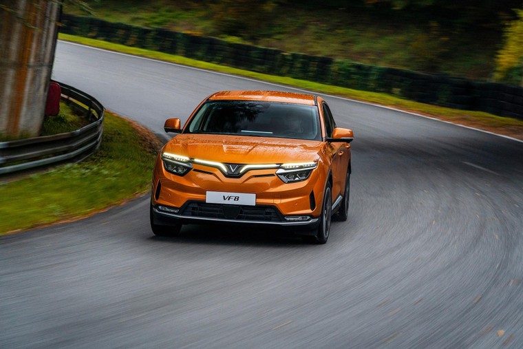 Chuyên gia xe thế giới đánh giá về VF 8: 'Một mẫu xe tinh tế và ấn tượng' ảnh 2