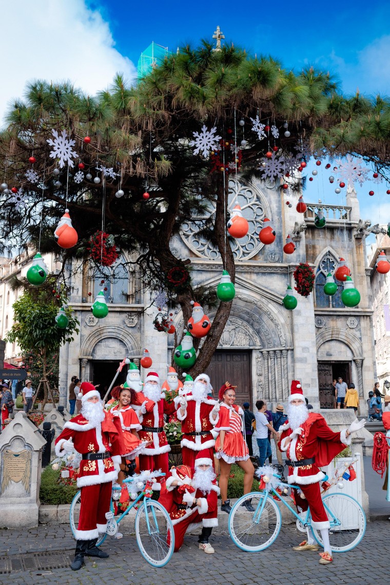 Hai sắc màu, một Giáng sinh lộng lẫy ở xứ sở thần tiên Bà Nà mùa đông này ảnh 1