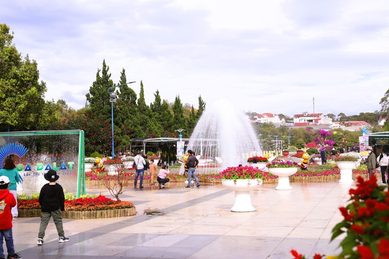Người dân nô nức checkin tại Festival Hoa Đà Lạt 2022 ảnh 4