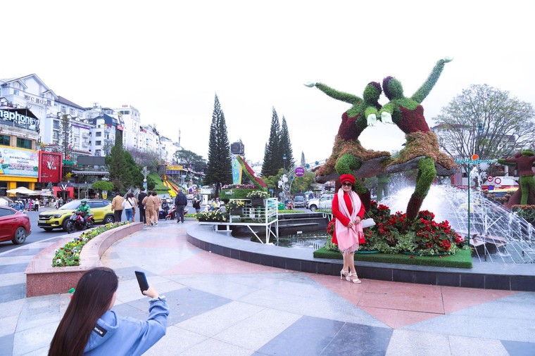 Người dân nô nức checkin tại Festival Hoa Đà Lạt 2022 ảnh 3