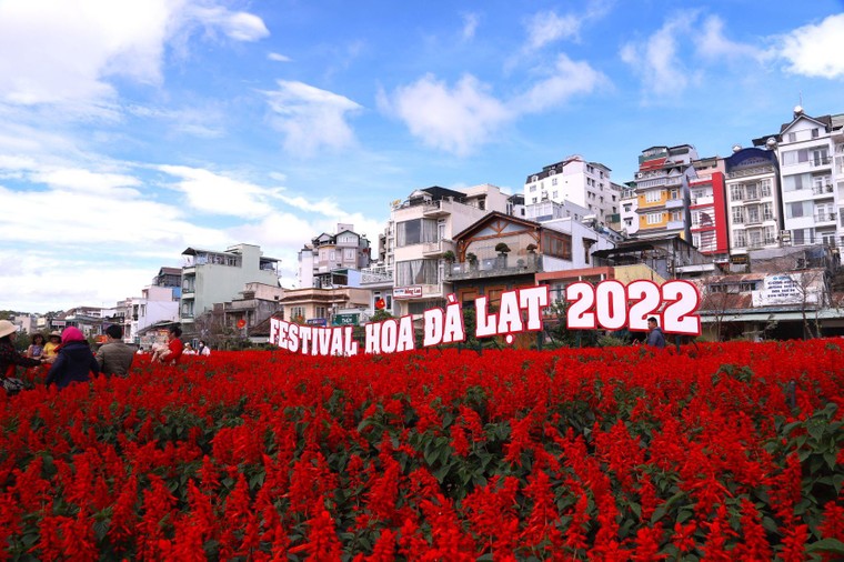 Người dân nô nức checkin tại Festival Hoa Đà Lạt 2022 ảnh 1