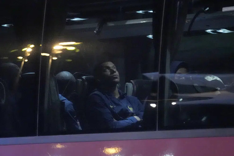 Hàng nghìn người chào đón đội tuyển Pháp trở về ảnh 1