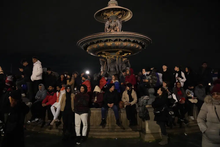 Hàng nghìn người chào đón đội tuyển Pháp trở về ảnh 3