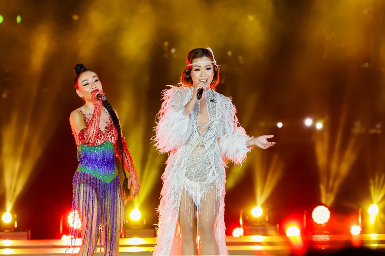 Khu nhạc nước The Global City thu hút hàng ngàn người dân đón năm mới ảnh 2