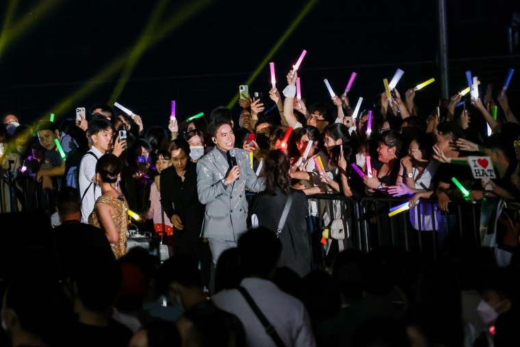 Khu nhạc nước The Global City thu hút hàng ngàn người dân đón năm mới ảnh 3