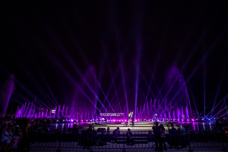 Khu nhạc nước The Global City thu hút hàng ngàn người dân đón năm mới ảnh 4
