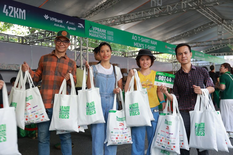 Runner nô nức đi nhận bib VPIM 2023 ảnh 7