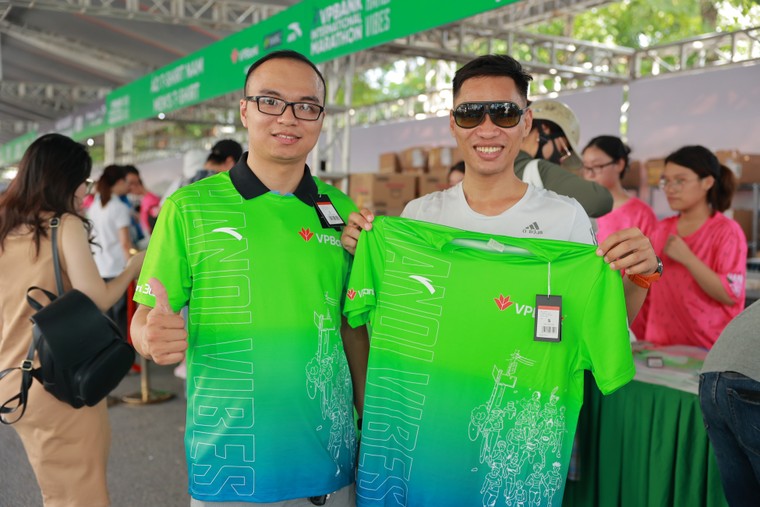 Runner nô nức đi nhận bib VPIM 2023 ảnh 3