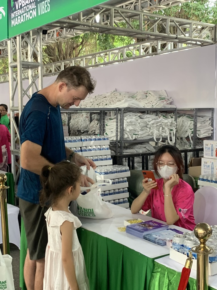 Runner nô nức đi nhận bib VPIM 2023 ảnh 2