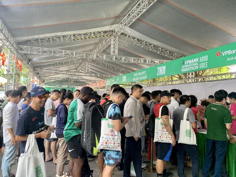 Runner nô nức đi nhận bib VPIM 2023 ảnh 1