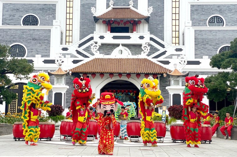 Đà Nẵng, Tây Ninh đón lượng khách đông đầu xuân Giáp Thìn ảnh 3