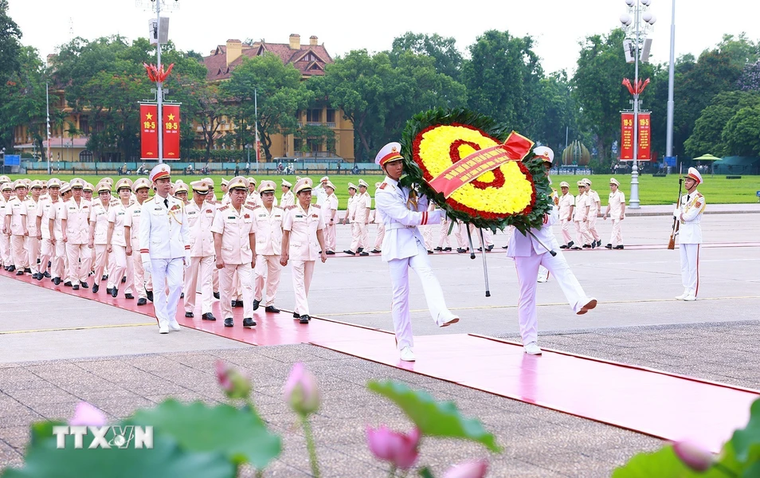 [ẢNH] Lãnh đạo Đảng, Nhà nước viếng Chủ tịch Hồ Chí Minh và các anh hùng liệt sỹ ảnh 4