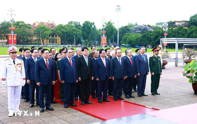 [ẢNH] Lãnh đạo Đảng, Nhà nước viếng Chủ tịch Hồ Chí Minh và các anh hùng liệt sỹ ảnh 1