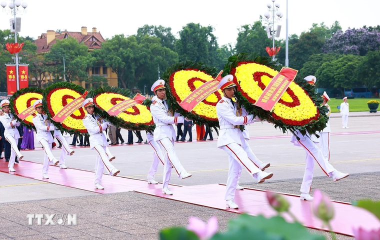 [ẢNH] Lãnh đạo Đảng, Nhà nước viếng Chủ tịch Hồ Chí Minh và các anh hùng liệt sỹ ảnh 2