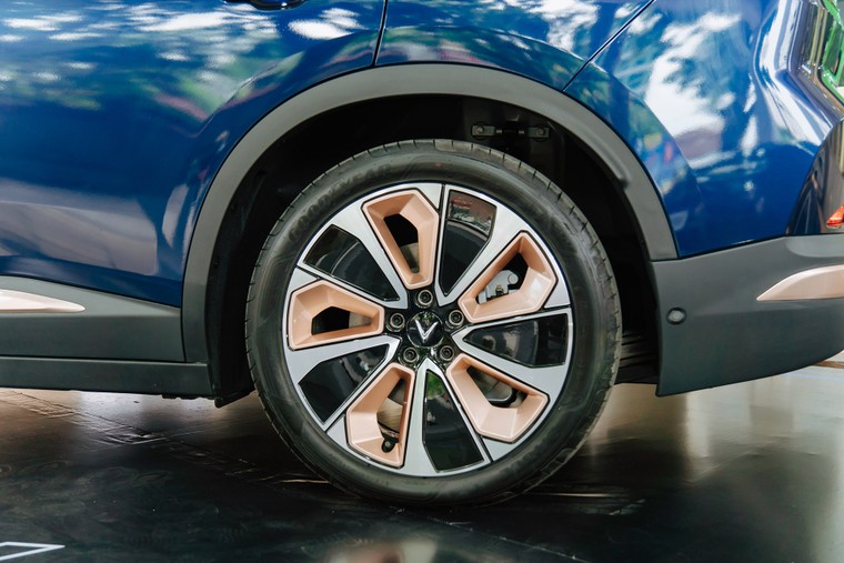 Hình ảnh thực tế VinFast VF 8 Lux phiên bản “hàng hiếm” Hỏa Long Độc Bản ảnh 2