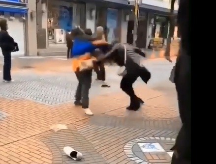 Nhật Bản: Ẩu đả vì giành nhau mua khẩu trang ảnh 1