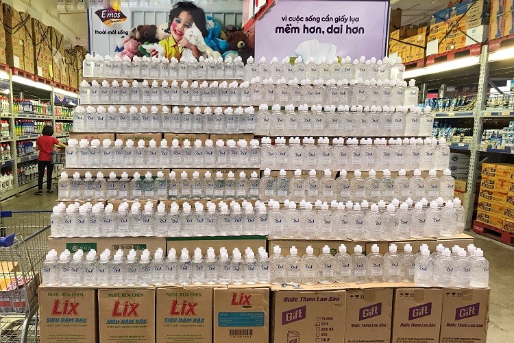 Tới thời khẩu trang, nước rửa tay chất đầy kệ nhưng không ai mua ảnh 2