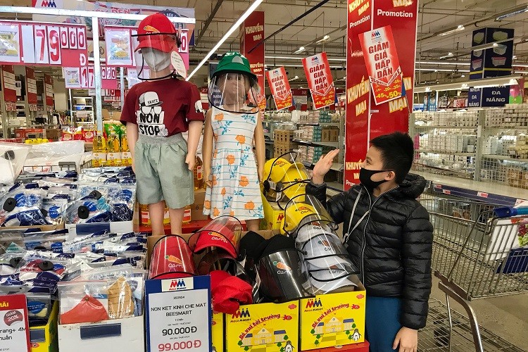 Tới thời khẩu trang, nước rửa tay chất đầy kệ nhưng không ai mua ảnh 1