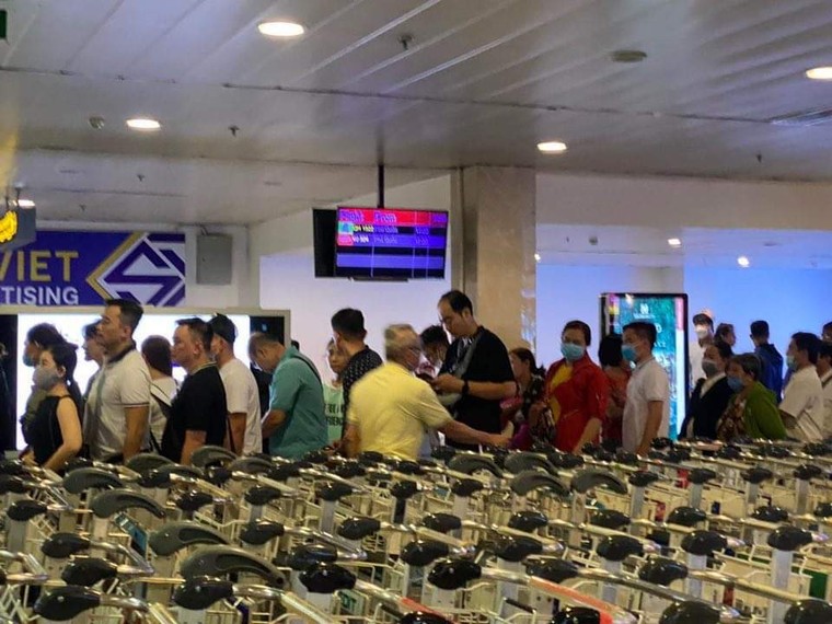 Mưa gió lớn, máy bay trượt khỏi đường băng, tất cả an toàn ảnh 1