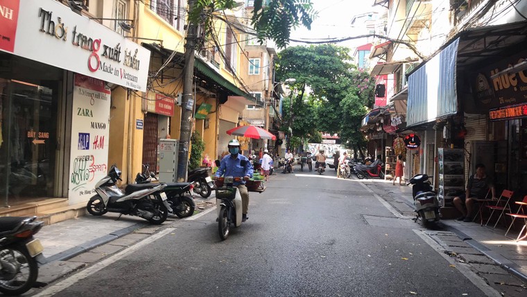 Người dân Hà Nội cẩn trọng với làn sóng Covid-19 tái bùng phát ảnh 6