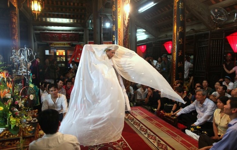 Lên đồng - Nghi lễ dân gian ảnh 1