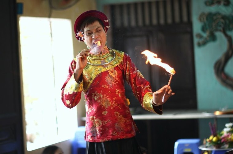 Bộ ảnh về nghi thức lên đồng (phần II) ảnh 3