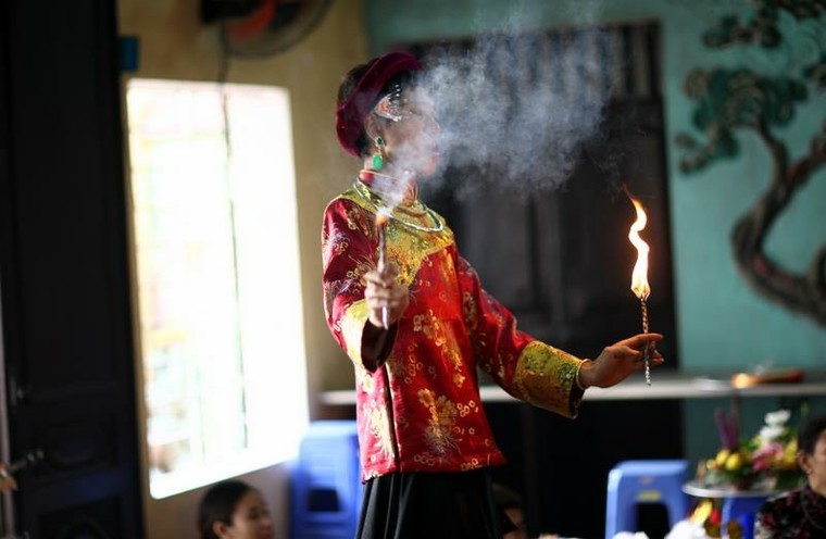 Bộ ảnh về nghi thức lên đồng (phần II) ảnh 4