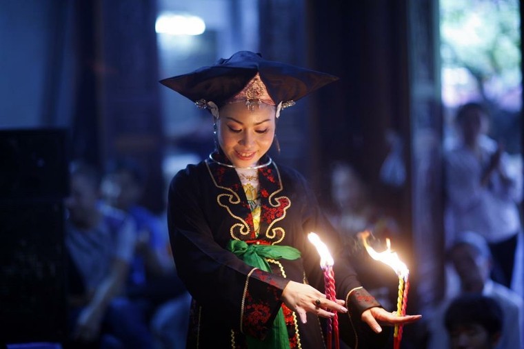 Bộ ảnh về nghi thức lên đồng (phần II) ảnh 9