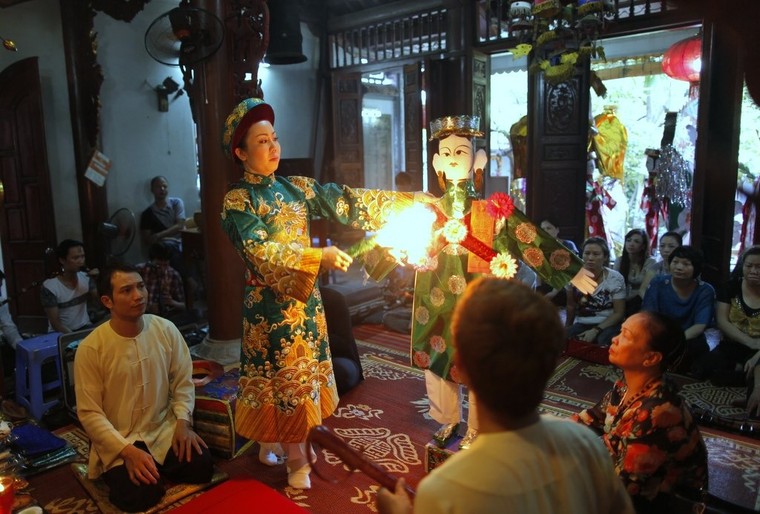 Bộ ảnh về nghi thức lên đồng (phần II) ảnh 11