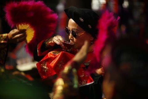 Bộ ảnh về nghi thức lên đồng (phần II) ảnh 12