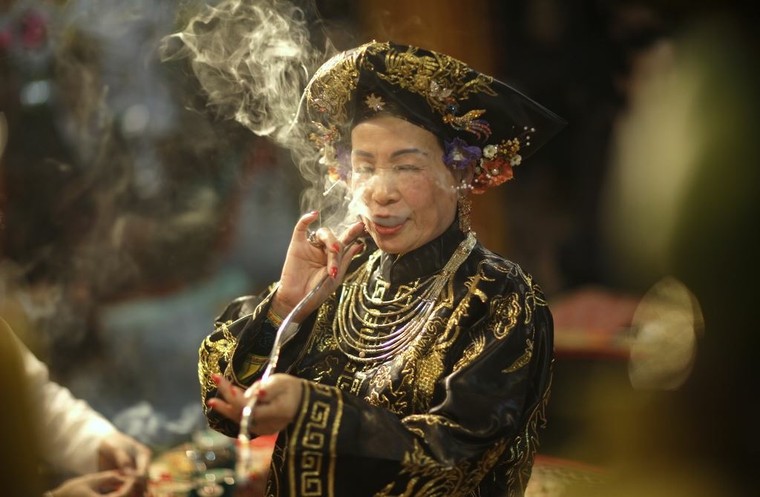 Bộ ảnh về nghi thức lên đồng (phần II) ảnh 15