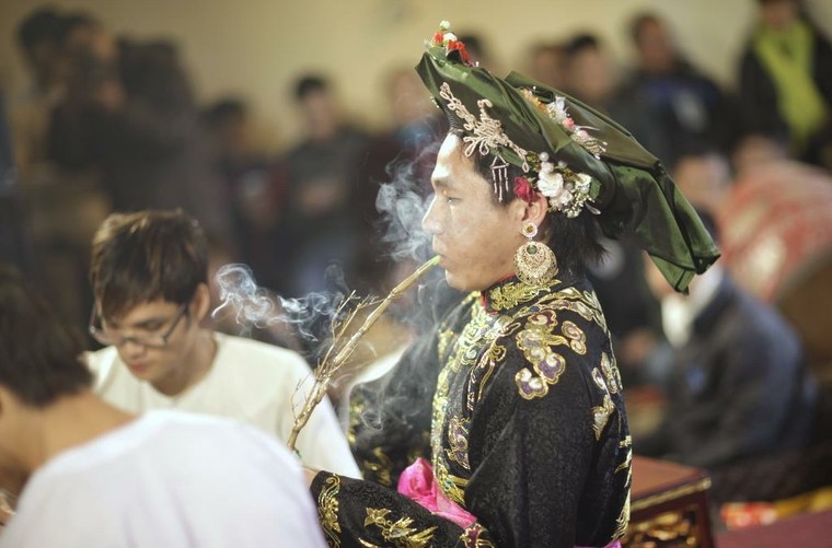 Bộ ảnh về nghi thức lên đồng (phần II) ảnh 17