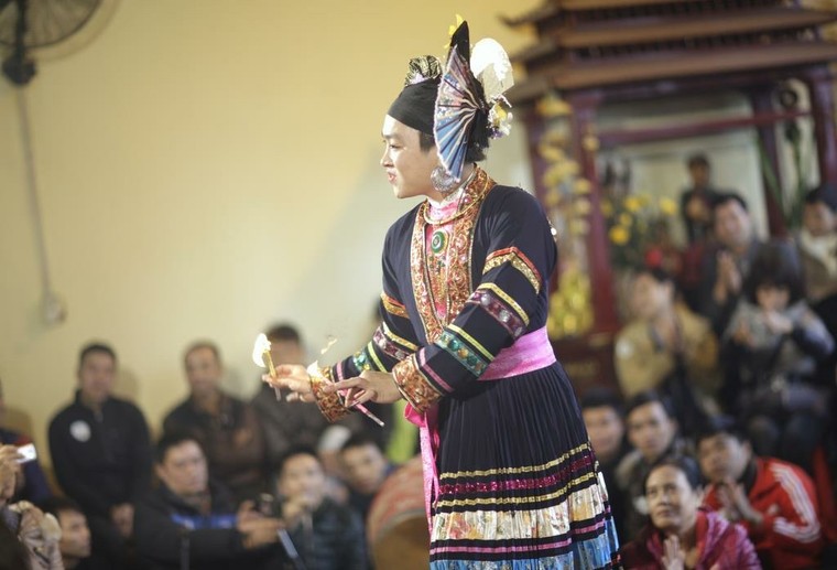 Bộ ảnh về nghi thức lên đồng (phần II) ảnh 18