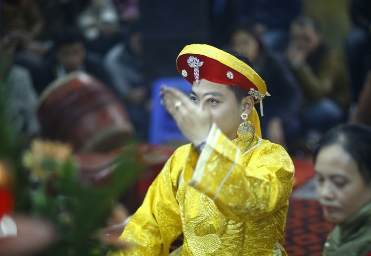 Bộ ảnh về nghi thức lên đồng (phần II) ảnh 19