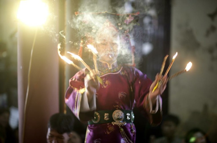 Bộ ảnh về nghi thức lên đồng (phần II) ảnh 21