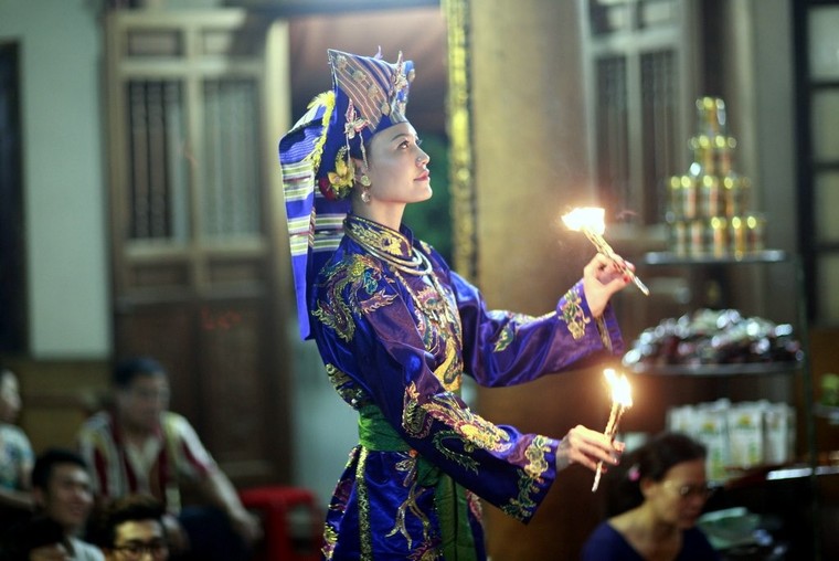 Bộ ảnh về nghi thức lên đồng (phần II) ảnh 22