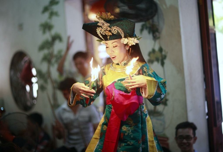 Bộ ảnh về nghi thức lên đồng (phần II) ảnh 24