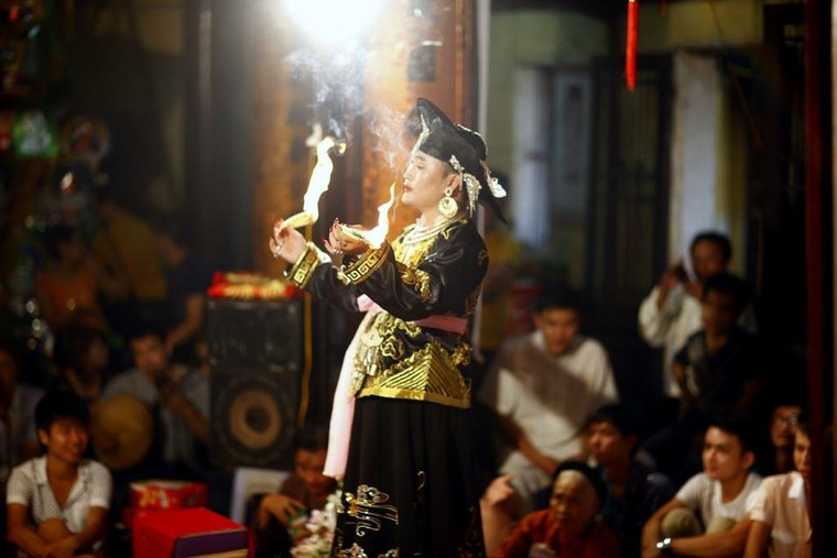 Bộ ảnh về nghi thức lên đồng (phần II) ảnh 25