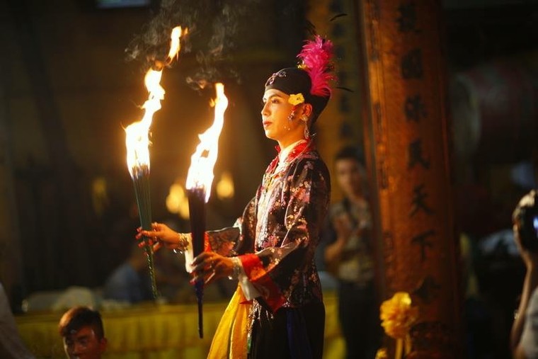 Bộ ảnh về nghi thức lên đồng (phần II) ảnh 29