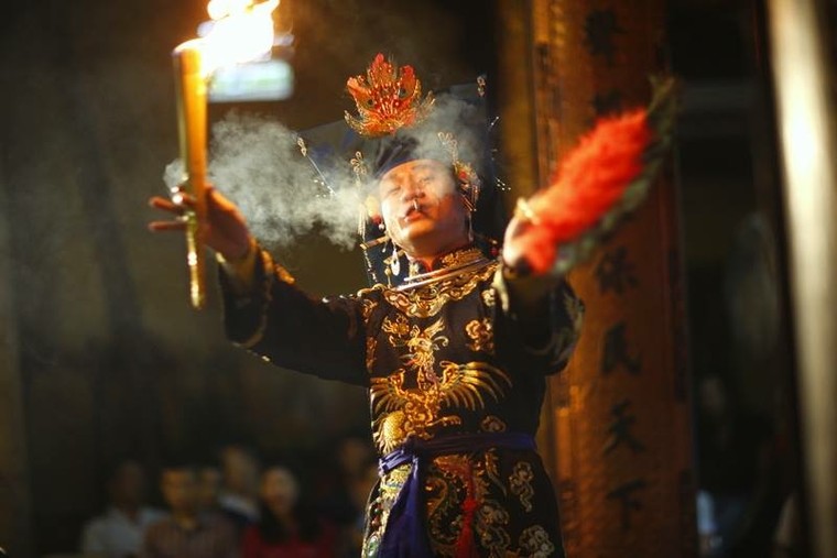 Bộ ảnh về nghi thức lên đồng (phần II) ảnh 30