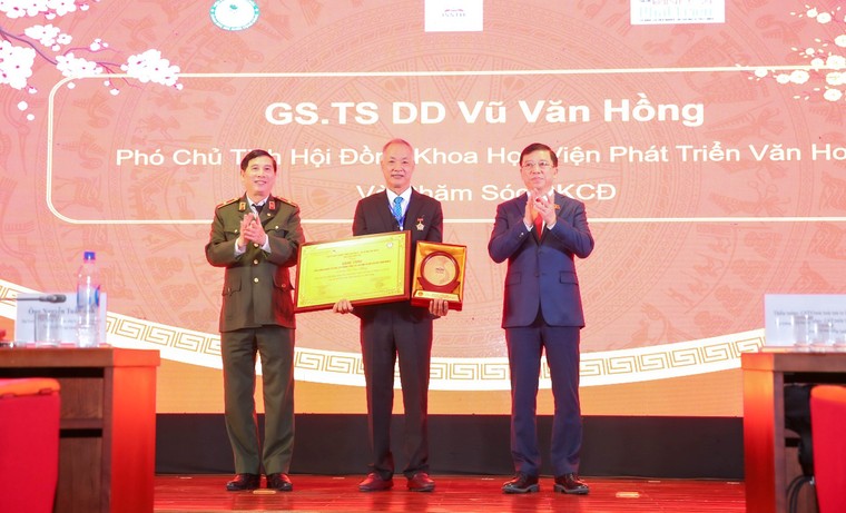 Mang mùa Xuân đến người dân nghèo giáp biên giới ảnh 5