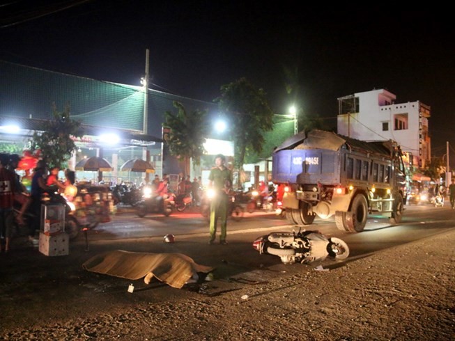 Va chạm với xe tải, 1 người phụ nữ tử vong ảnh 1