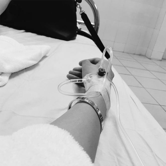 Á hậu Tú Anh nhập viện khiến fan lo lắng ảnh 1