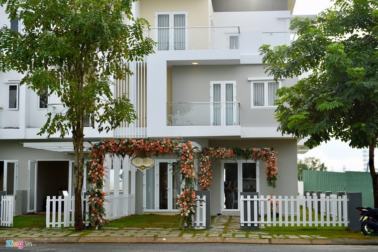 Dàn xế sang chuẩn bị cho lễ rước dâu Hoa hậu Đặng Thu Thảo ảnh 1