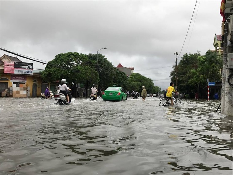 Mưa lớn trong đêm, TP. Vinh ngập sâu ảnh 3