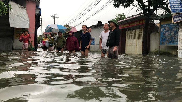 Mưa lớn trong đêm, TP. Vinh ngập sâu ảnh 4