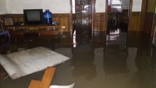 Mưa lớn trong đêm, TP. Vinh ngập sâu ảnh 7