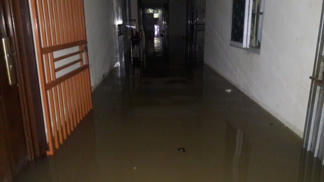 Mưa lớn trong đêm, TP. Vinh ngập sâu ảnh 8